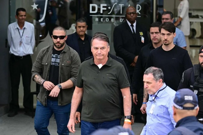 Bolsonaro fica 5 minutos fora do hospital; Moraes dá 24h para explicações