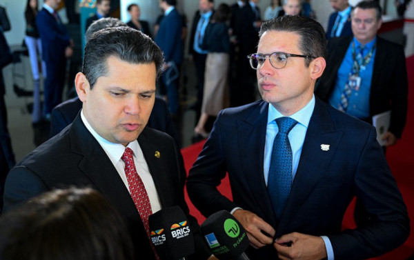 Alcolumbre e Hugo Motta viram as costas para Lula e expõem crise no Planalto