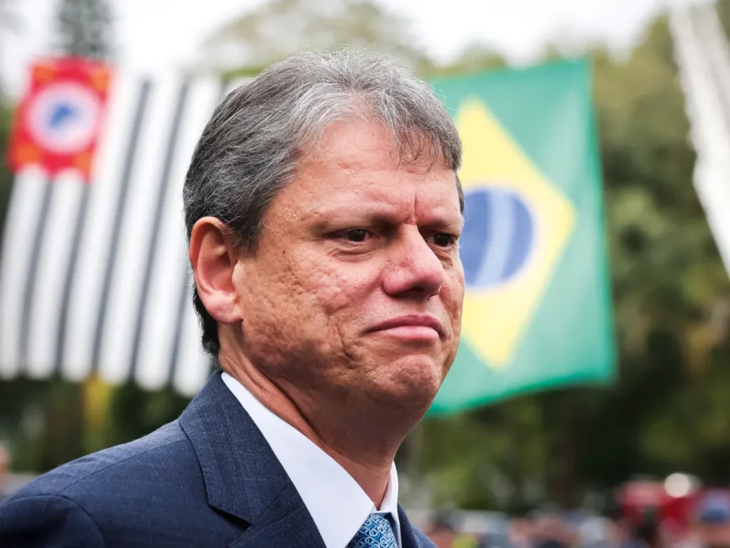 Tarcísio resolve questão do ENEM e inaugura escola moderna em Emilianópolis