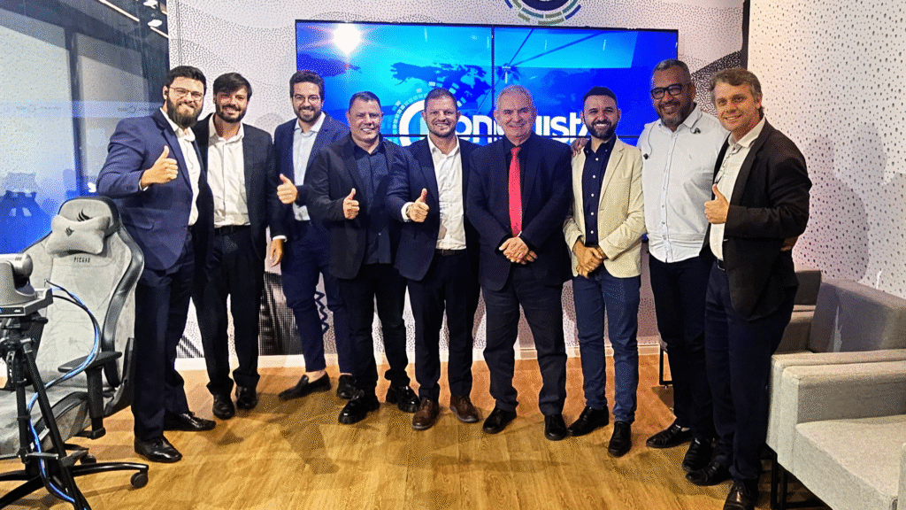 Senador Ângelo Coronel participa de entrevista na Rádio Conquista FM acompanhado de lideranças da região