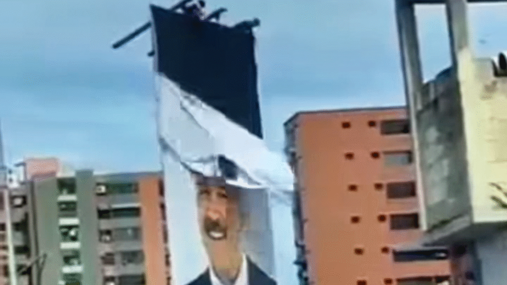 Povo venezuelano remove propagandas do governo Maduro após anúncio de prisão nos EUA