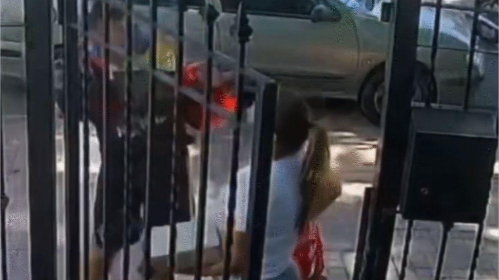 Abraço entre brasileira e entregador venezuelano emociona a web em meio a notícias políticas