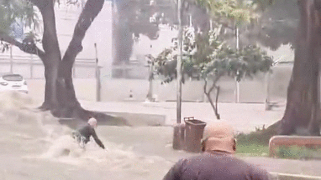 Idoso é arrastado pela enxurrada na Avenida Ascendino Melo em Vitória da Conquista