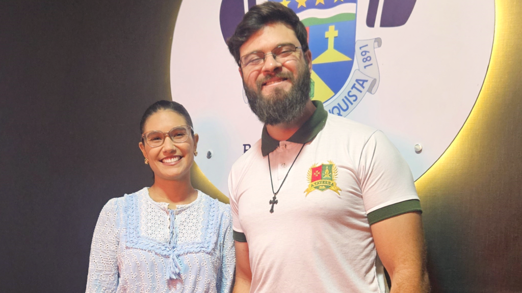 Rádio Câmara 90.3 FM destaca importância do sono de qualidade em entrevista com a geriatra Dra. Camila Feitosa