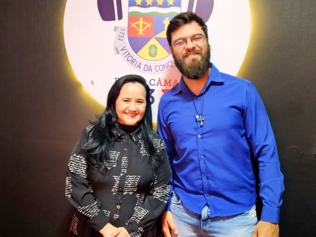 Reitora Janaína Bervian destaca atendimento jurídico gratuito durante entrevista à Rádio Câmara
