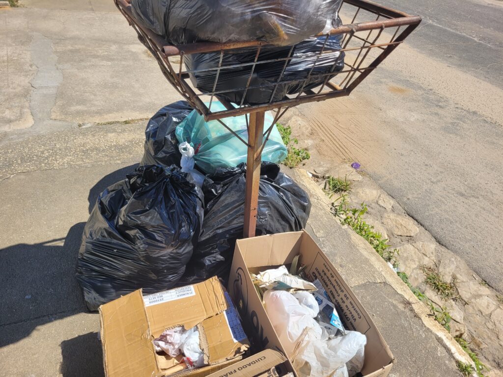 Vitória da Conquista registra transtornos após paralisação da limpeza urbana; coleta será retomada com 60% do efetivo