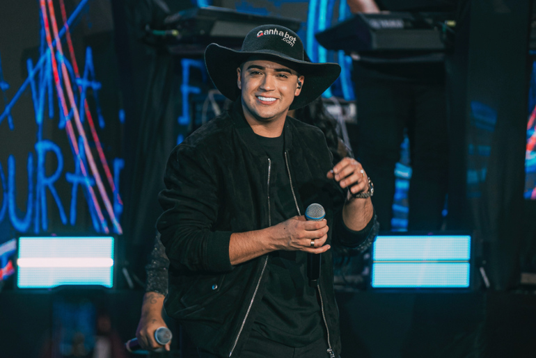 Natanzinho Lima sobe ao palco cedo nesta terça-feira no Arraiá da Conquista