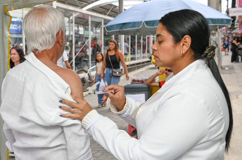 Campanha de vacinação contra a gripe continua nas unidades de saúde para grupos prioritários em Vitória da Conquista