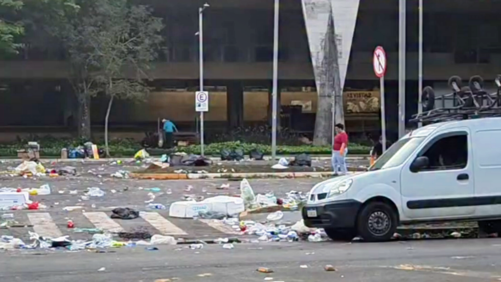 Sujeira na USP após festa expõe falta de responsabilidade no ambiente universitário