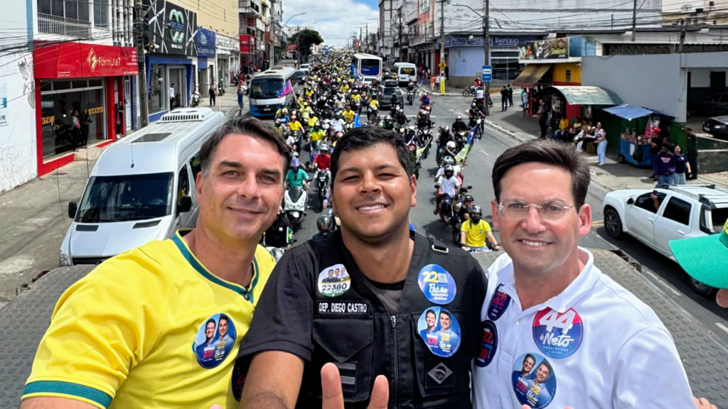 Diego Castro acompanha Flávio Bolsonaro em grande mobilização política em Vitória da Conquista