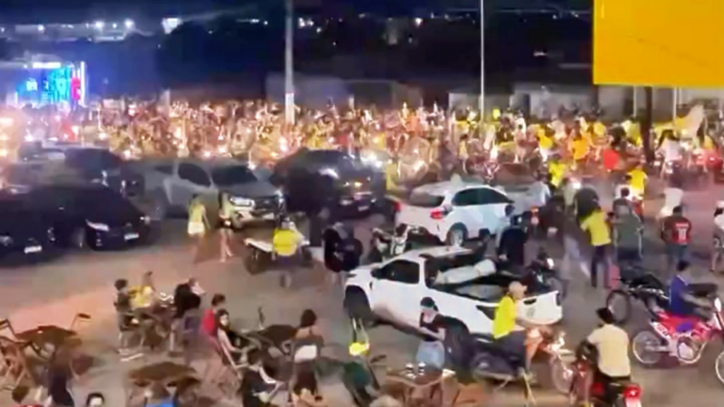 “Já perdemos”: apoiador do PT reage ao ver carreata de Flávio Bolsonaro em Pernambuco