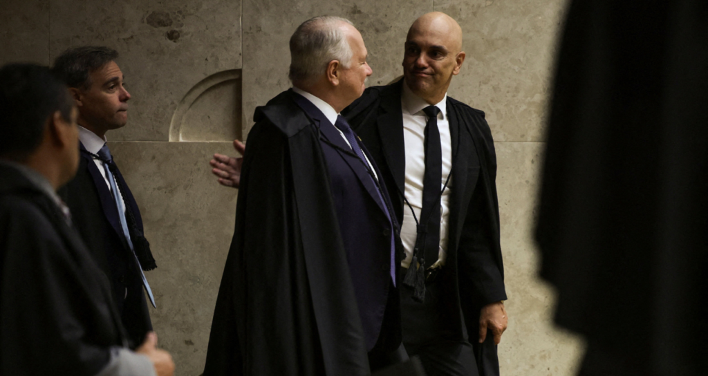 Crise no STF: Fachin retira pedido de Moraes contra Mendonça do inquérito das fake news