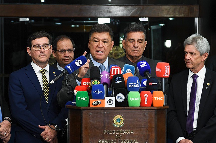 Carlos Viana ameaça pedir impeachment de Alcolumbre se Senado não avançar contra Moraes