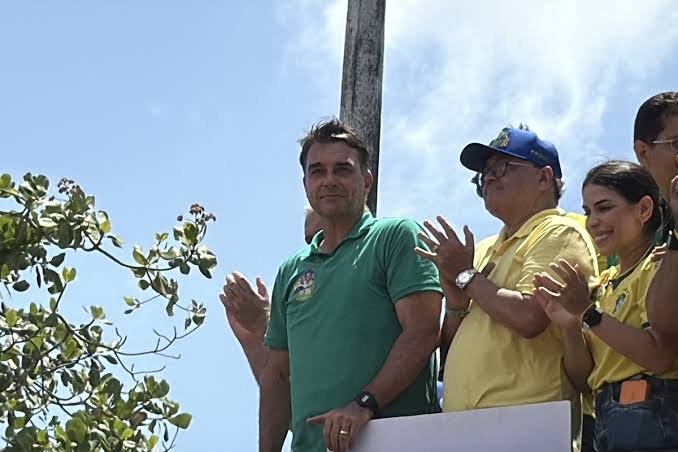 Flávio Bolsonaro se emociona em comício no Maranhão, ergue foto do pai e afirma: “vou ser presidente”