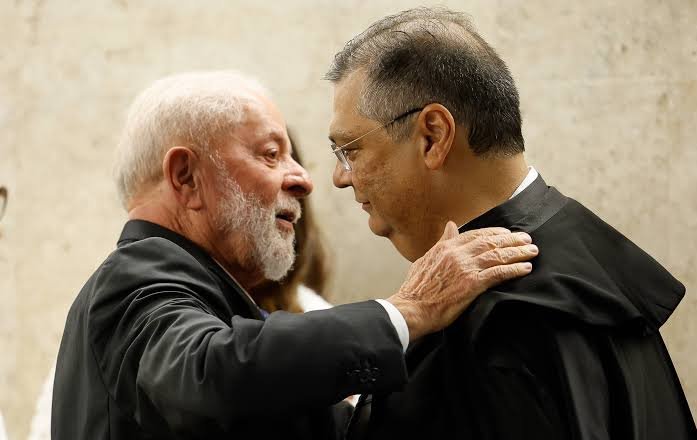 Lula liga para Flávio Dino no meio de evento e levanta questionamentos sobre o STF