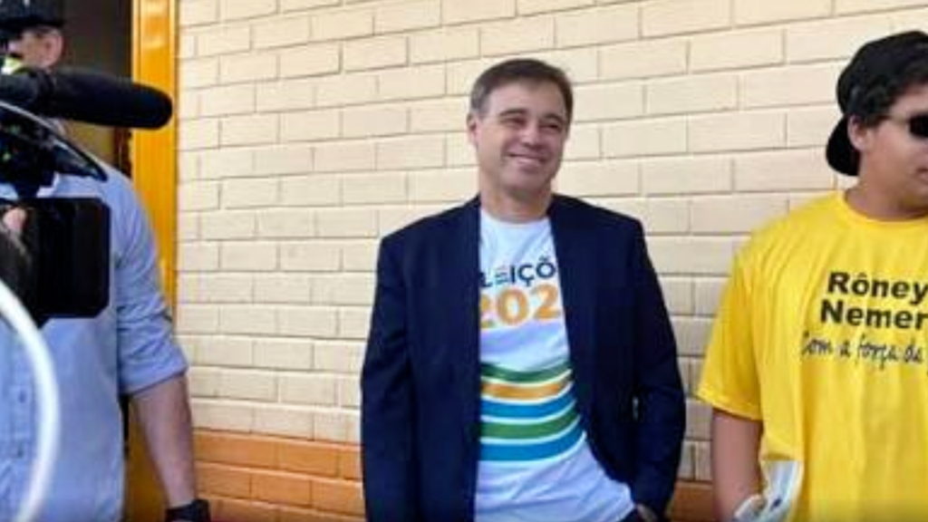 André Mendonça vota no DF sob aplausos e destaca a democracia