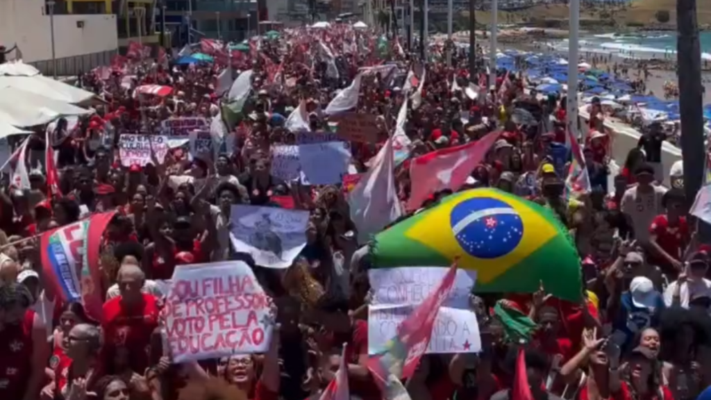 Militantes do PT fazem manifestação em apoio à reeleição de Lula na Barra, em Salvador