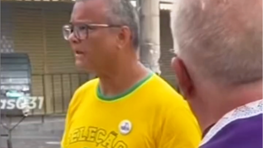 Padre perde a paciência e repreende apoiador de Lula por panfletos contra Flávio Bolsonaro