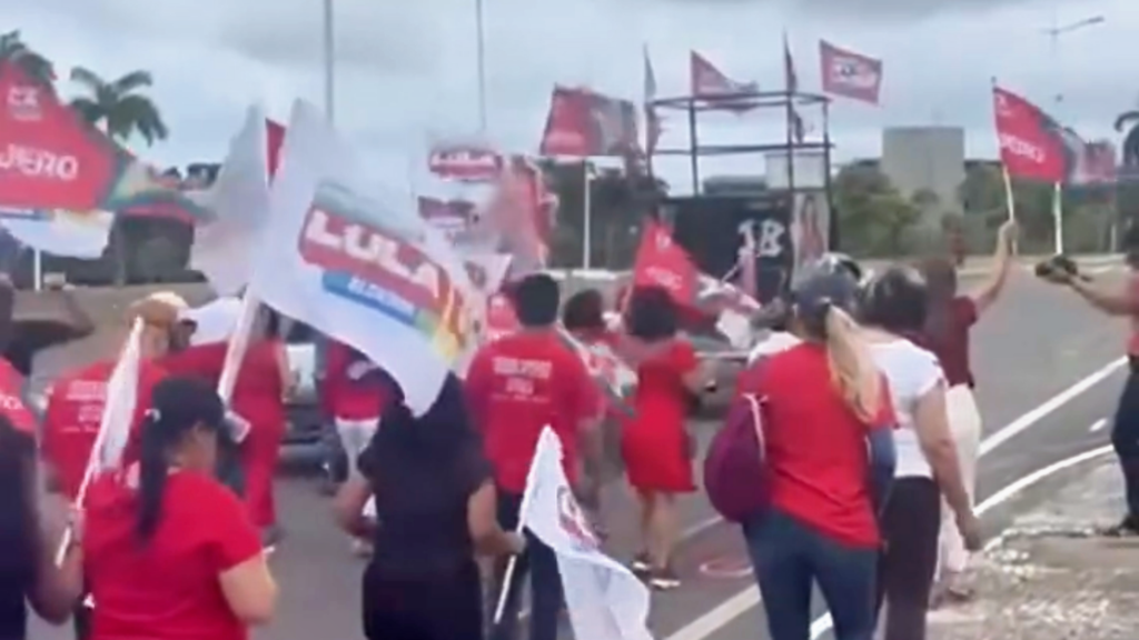 Marcha em apoio a Lula é realizada em dia útil em Salvador; ato levanta questionamentos sobre horário de trabalho