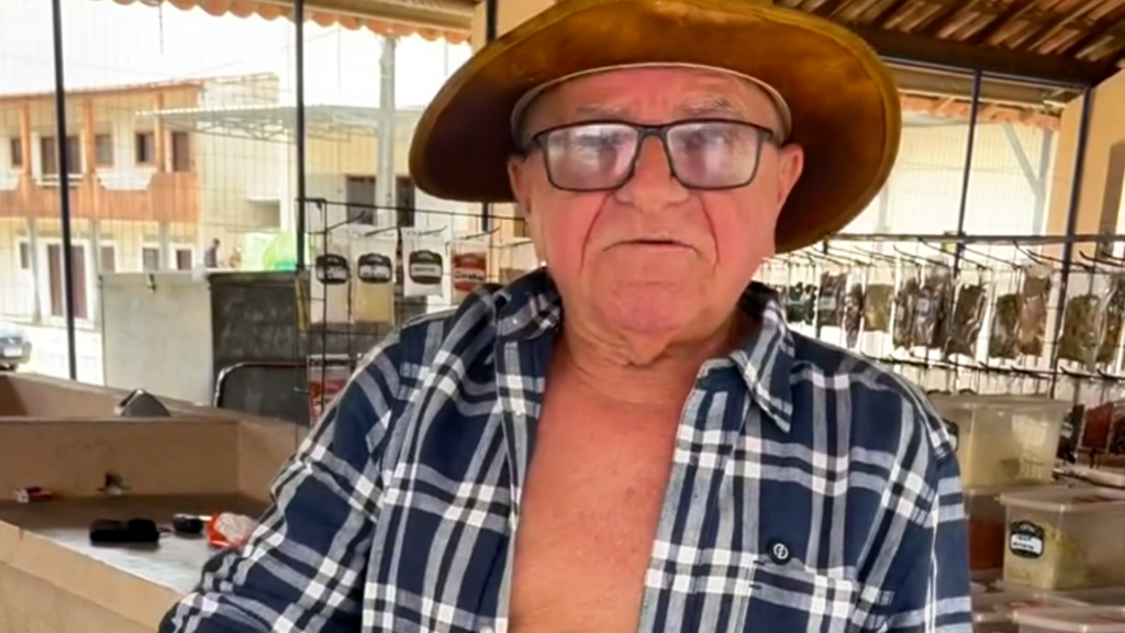Idoso nordestino tira fita da boca e declara voto em Flávio Bolsonaro: “O Nordeste merece respeito”