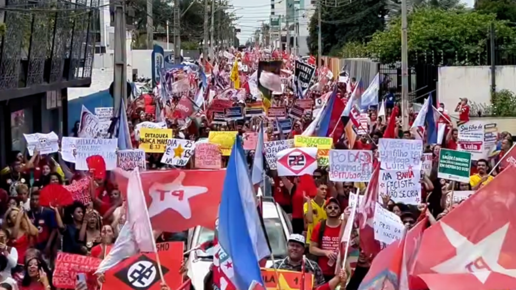 ALUNOS E PROFESSORES PROTESTAM CONTRA O “FASCISMO” E DECLARAM APOIO A LULA