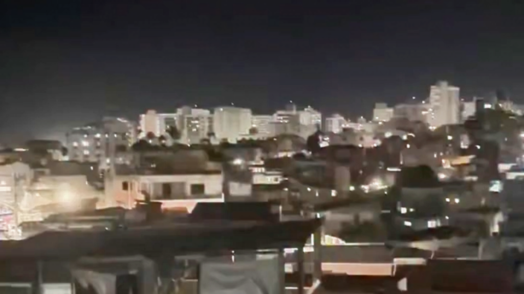 Panelaço contra Flávio Bolsonaro contrasta com silêncio em comunidade e reacende debate sobre voto no Rio