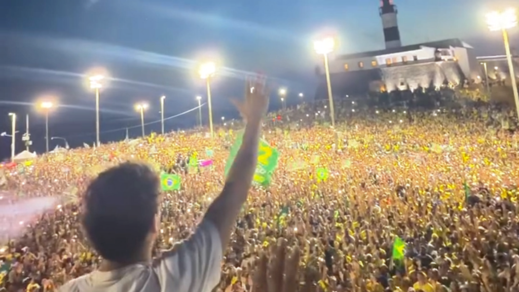 VÍDEO: MULTIDÃO REZA O PAI-NOSSO EM ATO DE FLÁVIO BOLSONARO EM SALVADOR E IMAGENS REPERCUTEM NAS REDES