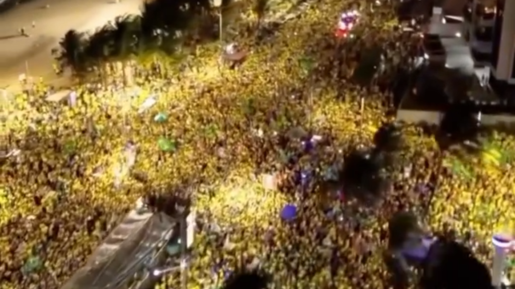 Multidão toma a orla de Maceió durante o Bloco do 22 em apoio a Flávio Bolsonaro