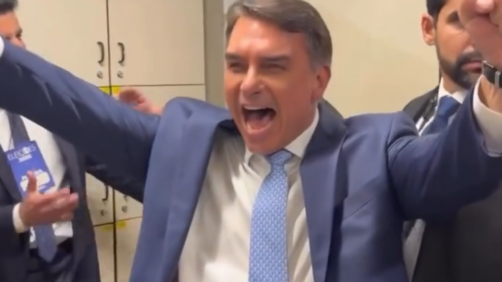 Clima de euforia marca encontro de Flávio com equipe após debate presidencial da Globo