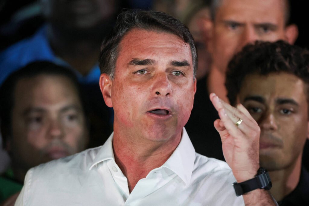 PF cancela passaportes de Flávio Bolsonaro após ordem de Alexandre de Moraes