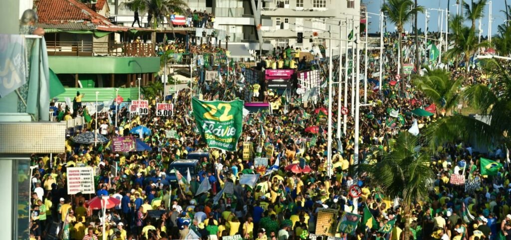 Flávio Bolsonaro reúne multidão em Salvador e transforma a Barra em palco de mobilização política