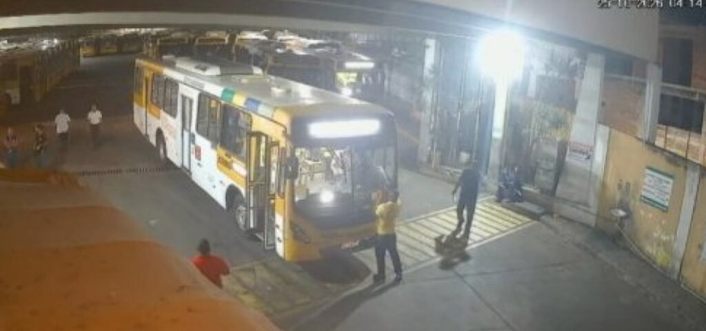 Bruno Reis divulga imagens de pessoas colocando adesivos do PT em ônibus de Salvador durante eleições