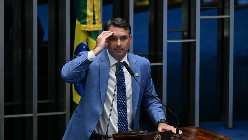 Flávio Bolsonaro é investigado pela PF em apuração sobre suspeita de lavagem de dinheiro
