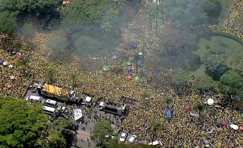 Multidão toma as ruas de Belo Horizonte em ato de apoio a Flávio Bolsonaro; Nikolas Ferreira mobiliza apoiadores