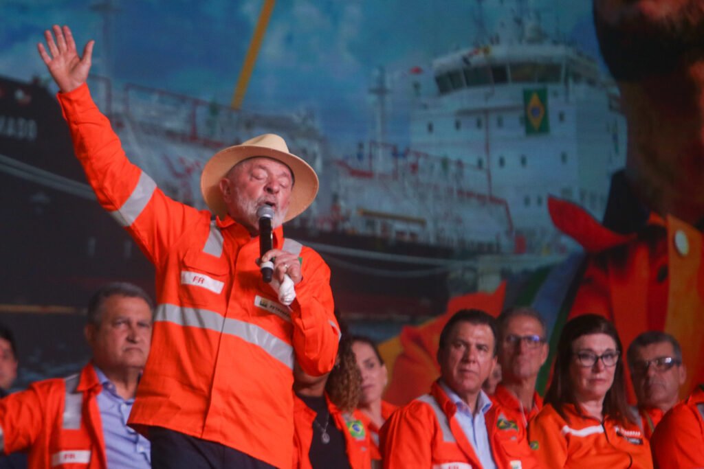 Reeleição de Lula pode levar a reajustes graduais nos combustíveis, avalia associação