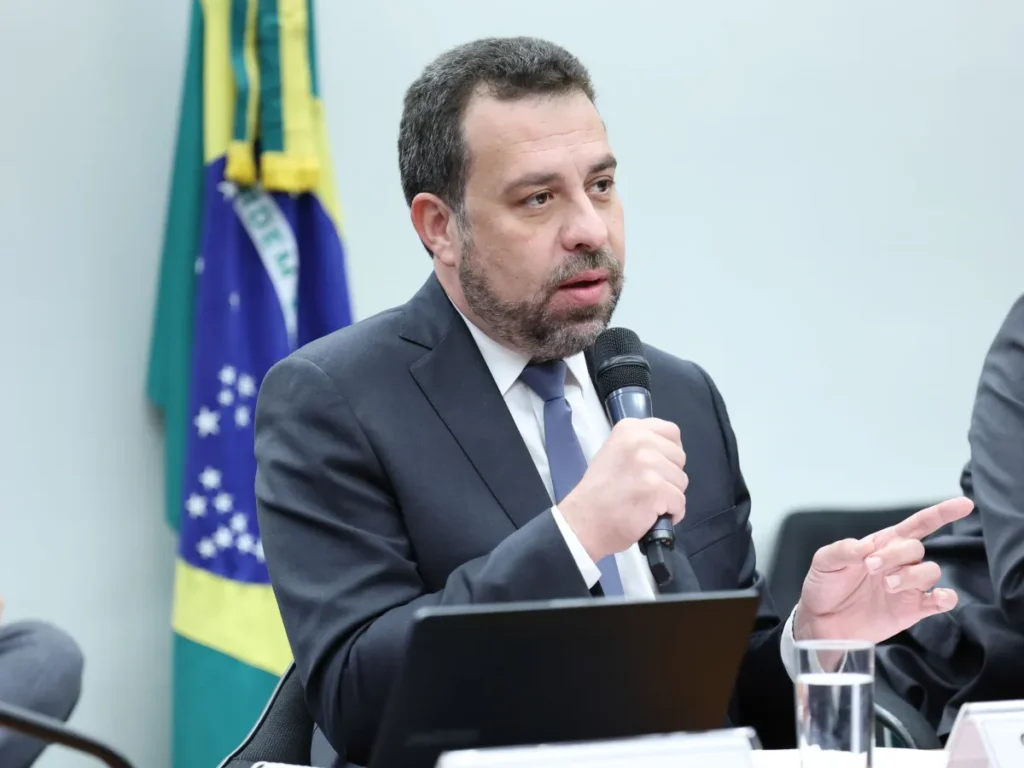Boulos anuncia pedido de prisão de Ricardo Nunes por suposta redução da frota de ônibus em São Paul