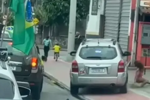 Motorista apoiador de Lula é preso após atropelar crianças durante carreata de Flávio Bolsonaro em Ilhabela