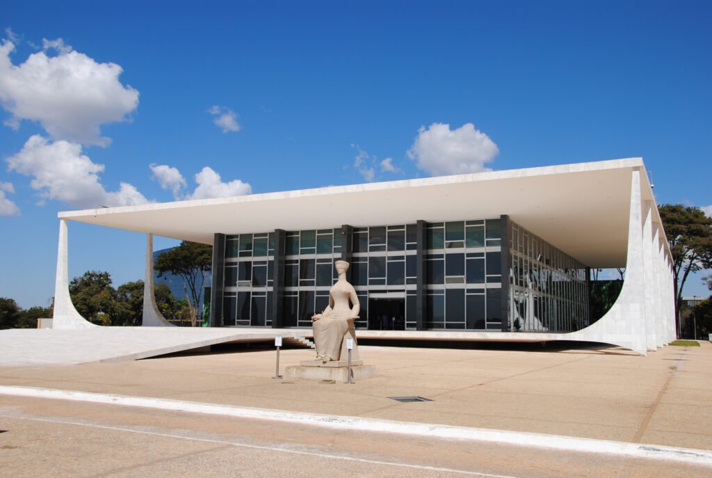 CNN aponta insegurança jurídica após decisão do STF sobre horário de votação e suspensão da apuração