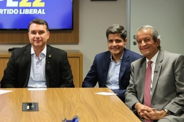 Flávio Bolsonaro busca ACM Neto para ampliar força no Nordeste; eventual ministério entra no radar político