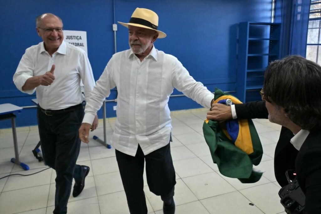 Lula amassa e arremessa bandeira do Brasil após posar para fotos durante votação