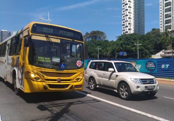 Vídeo mostra retirada de adesivos do PT em ônibus de Salvador durante impasse que levou TRE-BA a determinar prisão de secretário