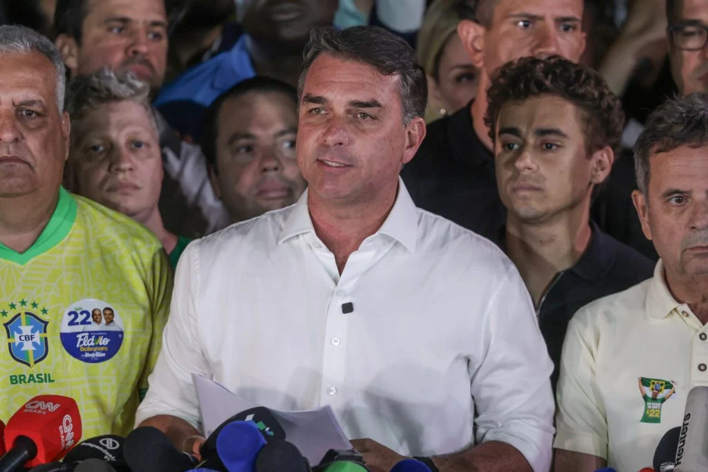 Metrópoles diz que Flávio Bolsonaro deixou o Brasil rumo aos Estados Unidos