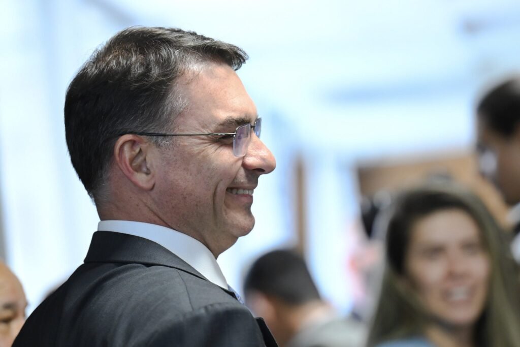 Após deixar o Brasil, Flávio Bolsonaro se declara presidente eleito e acusa Justiça Eleitoral de fraude