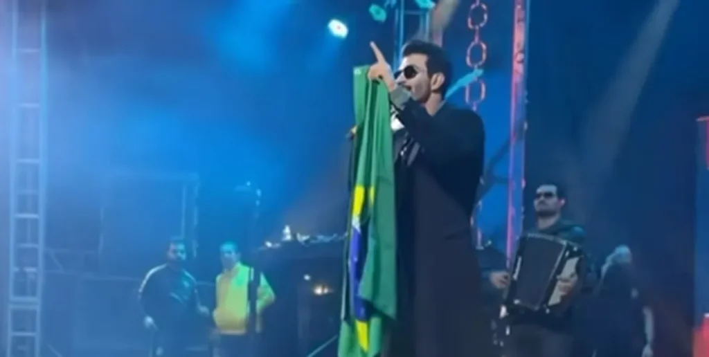 Gusttavo Lima declara apoio a Flávio Bolsonaro durante show no Paraná: “Próximo 25 é 22”