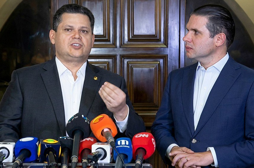Alcolumbre articula possível anistia ou indulto a Bolsonaro para buscar apoio da direita à reeleição no Senado
