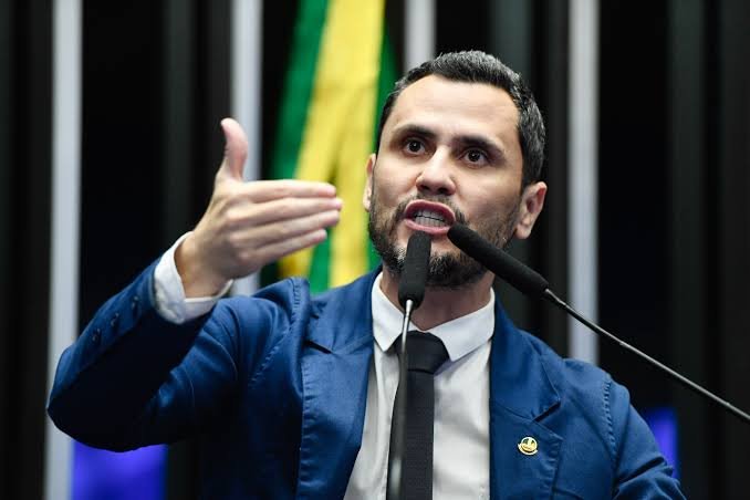 Cleitinho rebate Lula, reafirma apoio a Flávio Bolsonaro e promete diálogo com qualquer presidente eleito