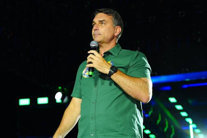 Flávio Bolsonaro denuncia intimidação após eleições e promete enfrentar decisão de Alexandre de Moraes sobre passaportes