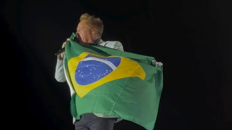 Leonardo declara apoio a Flávio Bolsonaro durante show e manda recado a quem está “em cima do muro”